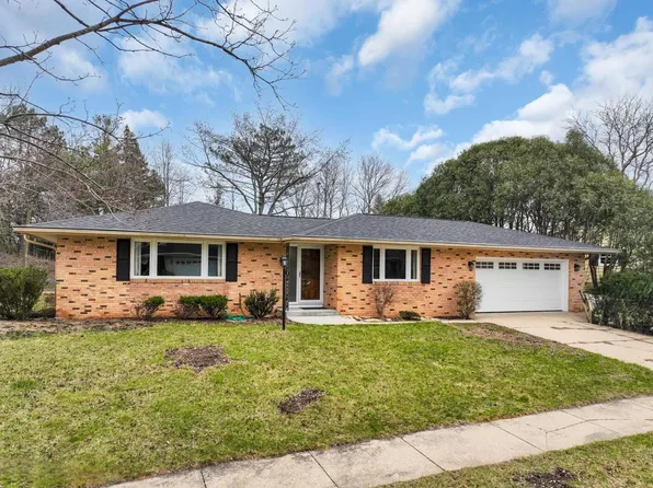 364 Robins RUN, Burlington, WI 53105