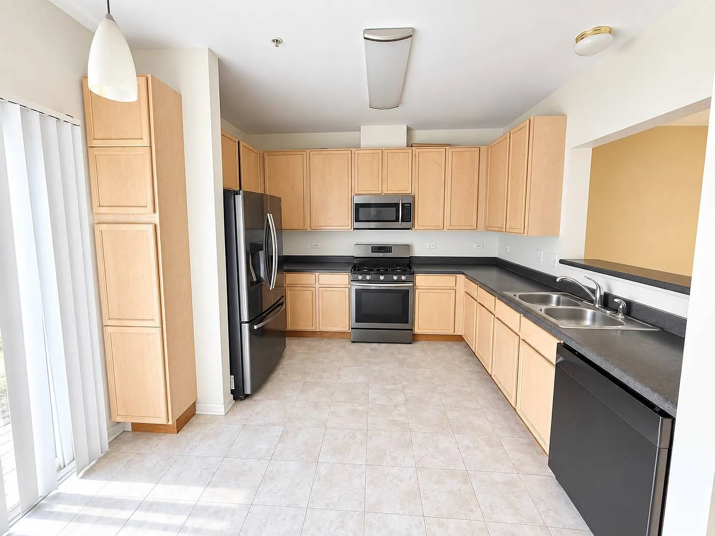 3 bed, 2.5 bath, 1750 sqft, $2,900 — Photo 3