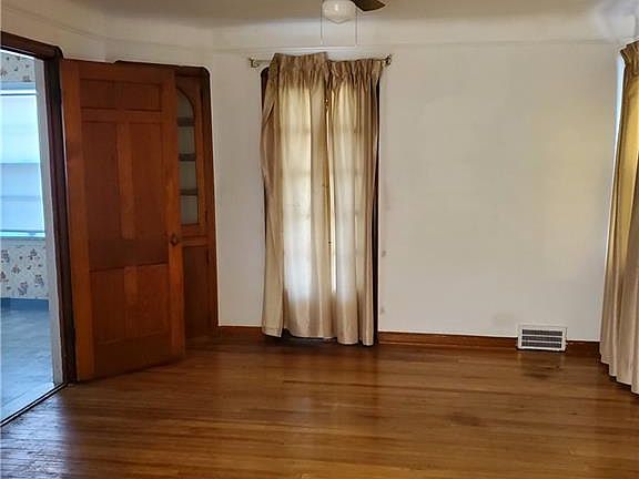3rd image of 17311 Throckley Ave