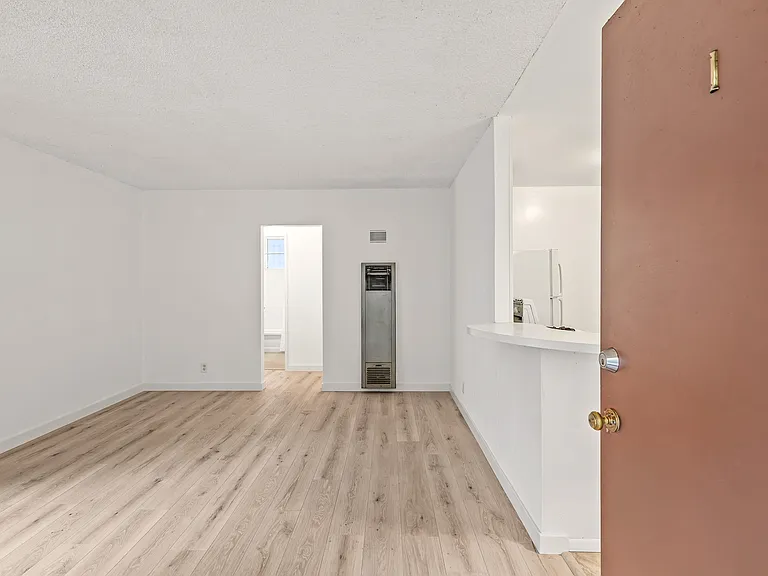826 S Grand View St #1 — Photo 4