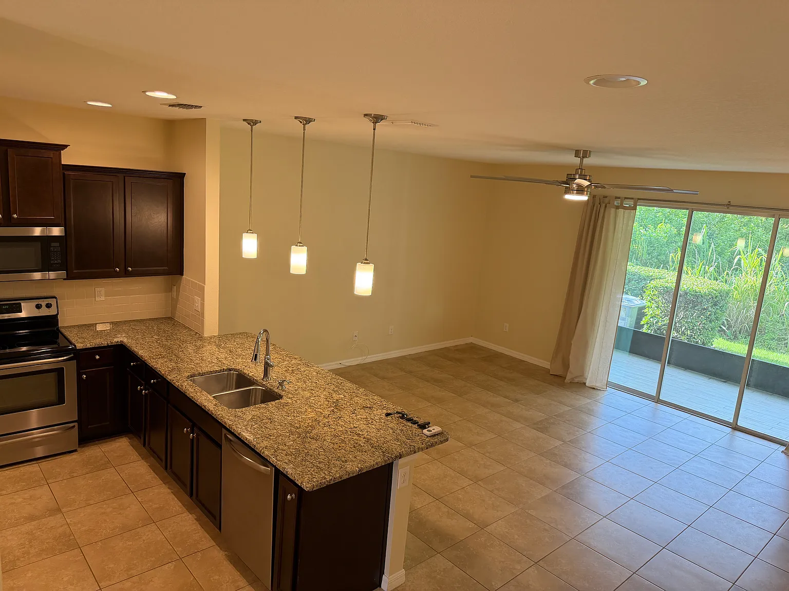 3 bed, 2.5 bath, 1567 sqft, $2,490 — Photo 4