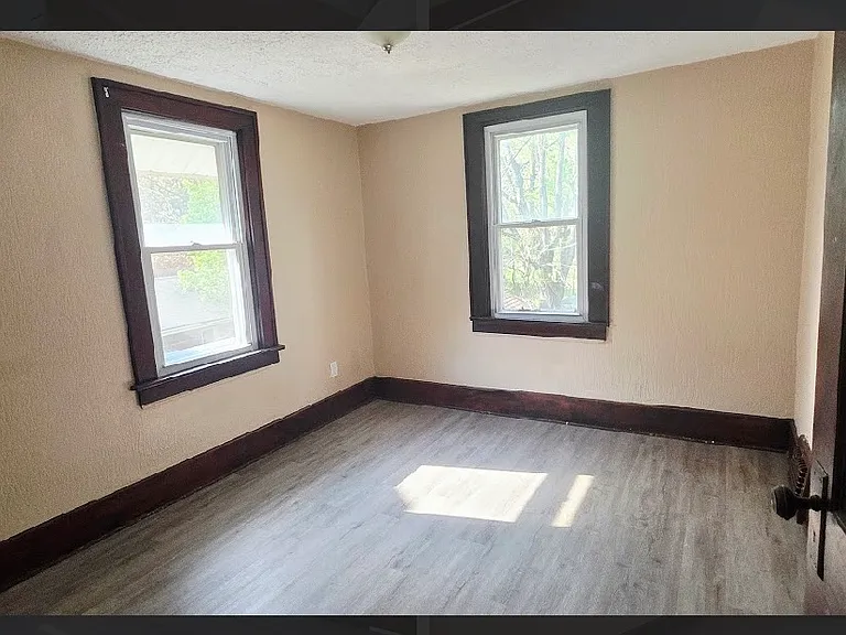 147 Brighton Dr — Photo 3