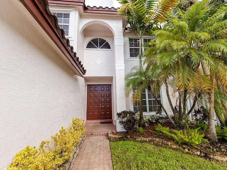3375 SW 181st Ter — Photo 5