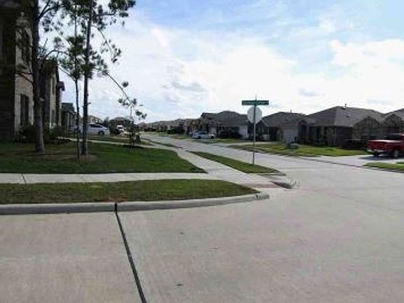 Exterior Neighborhood (street photo)