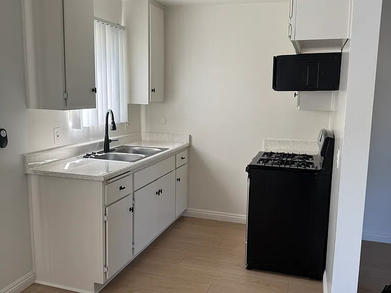 Venice Apartments — Photo 12