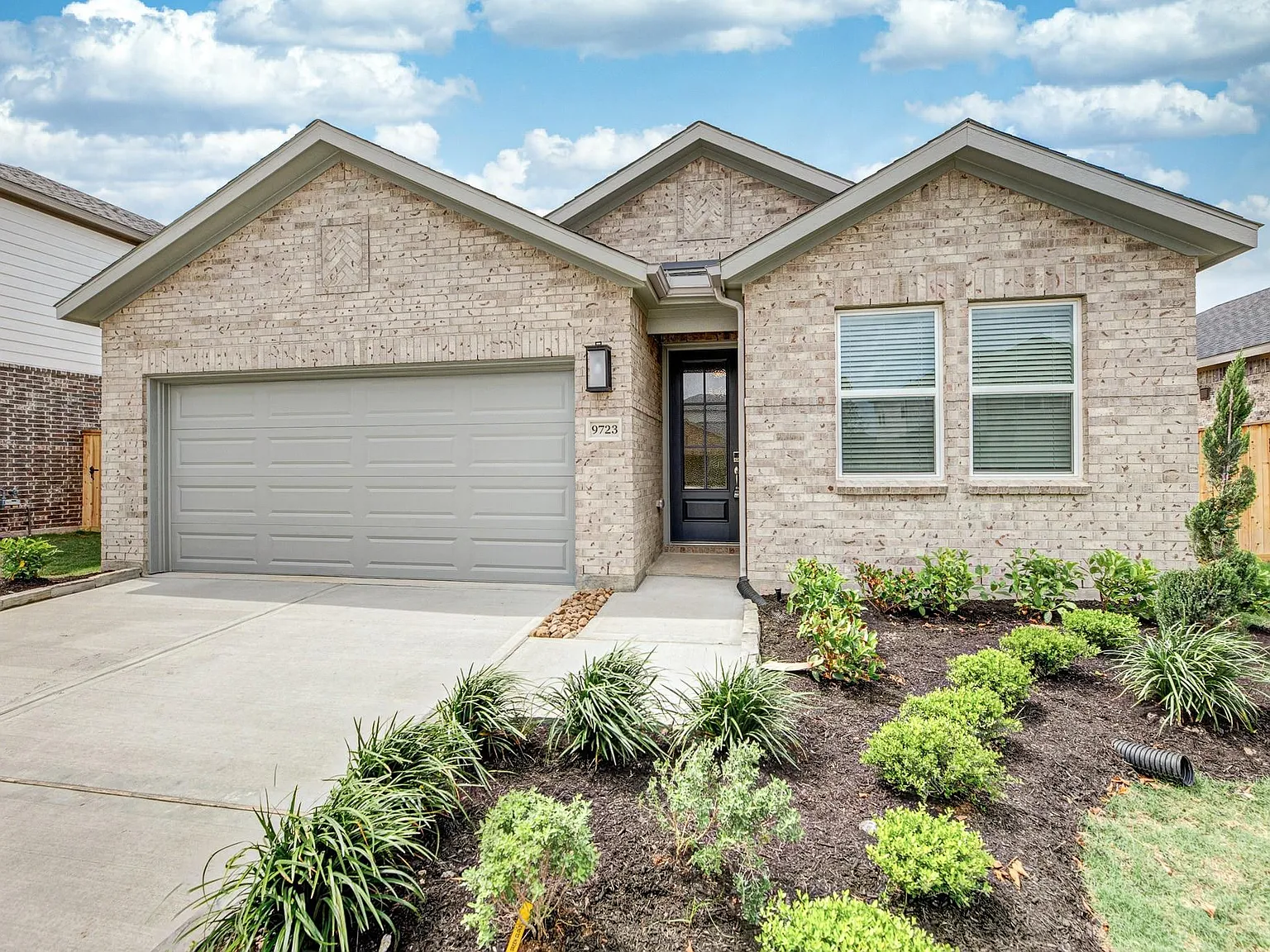 4 bed, 2.0 bath, 1735 sqft, $2,490 — Photo 4