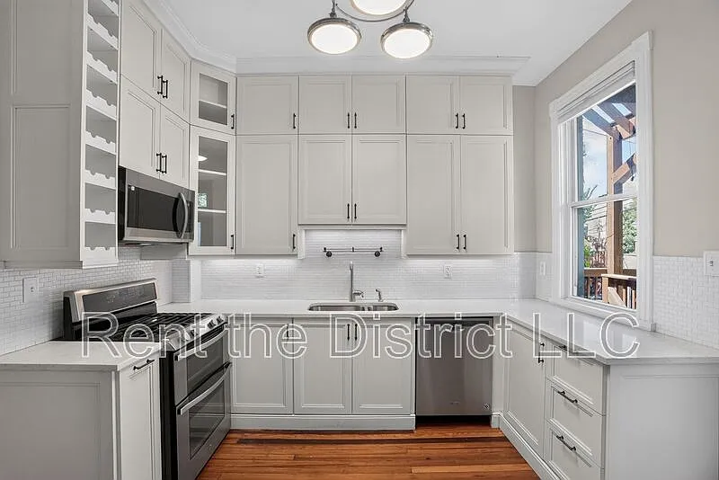 6 bed, 4.5 bath, 2689 sqft, $6,995 — Photo 2