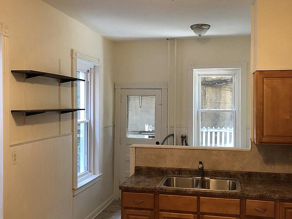 3rd image of 221 E Sydney St