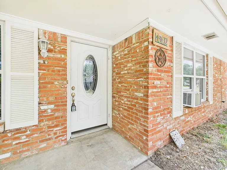 1402 Village Dr — Photo 3