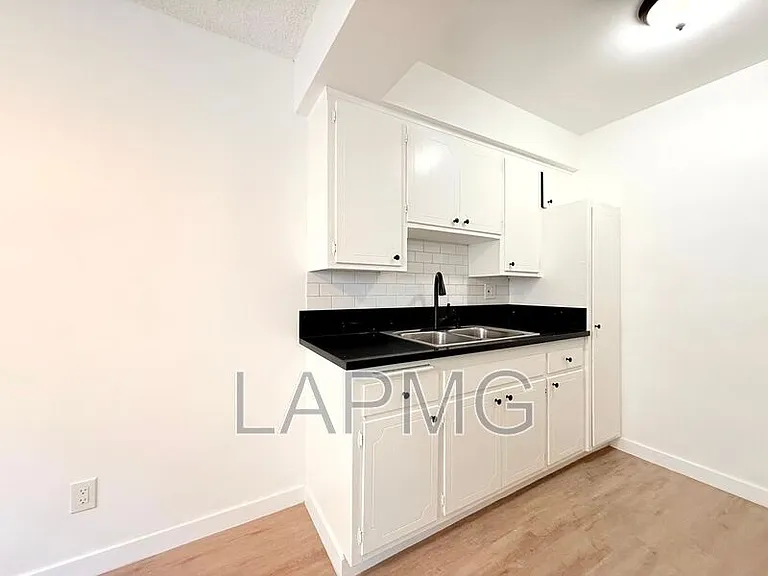 1426 S Point View St #5 — Photo 7