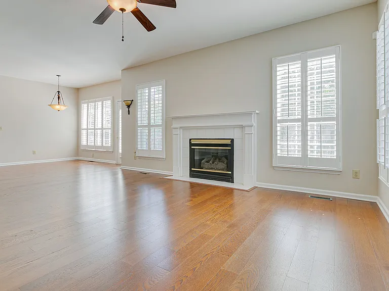 307 Devonshire Dr — Photo 6