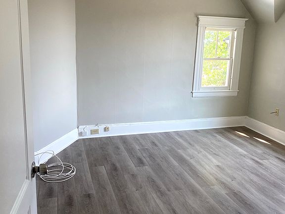 4th image of 386 Stanley St Unit 3