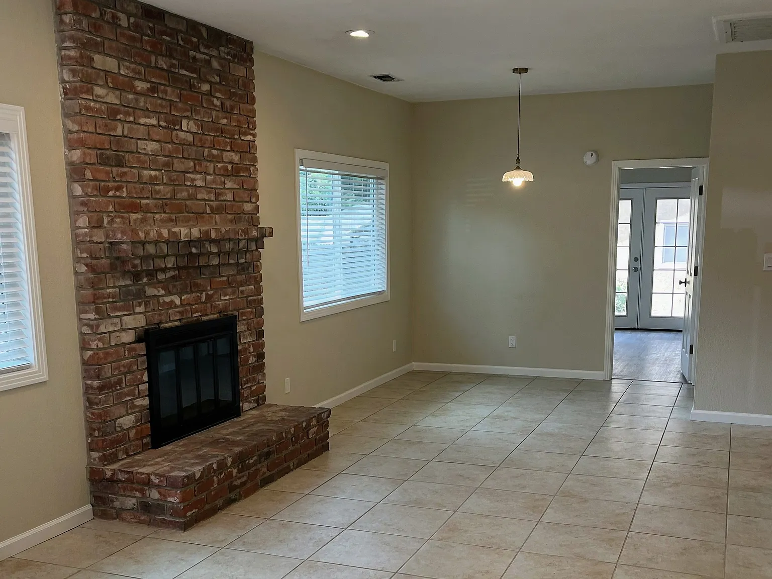 906 Mormon Street — Photo 2
