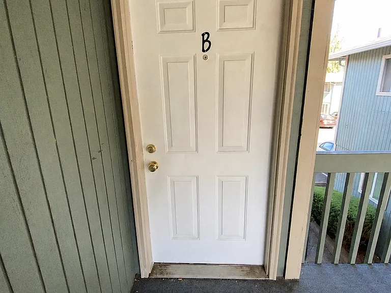 809-875 Plymouth Dr NE — Photo 13