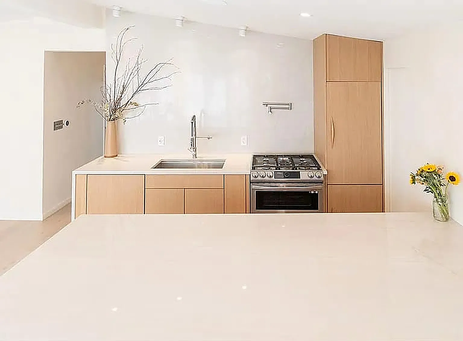 3 bed, 1968 sqft, $4,395 — Photo 3