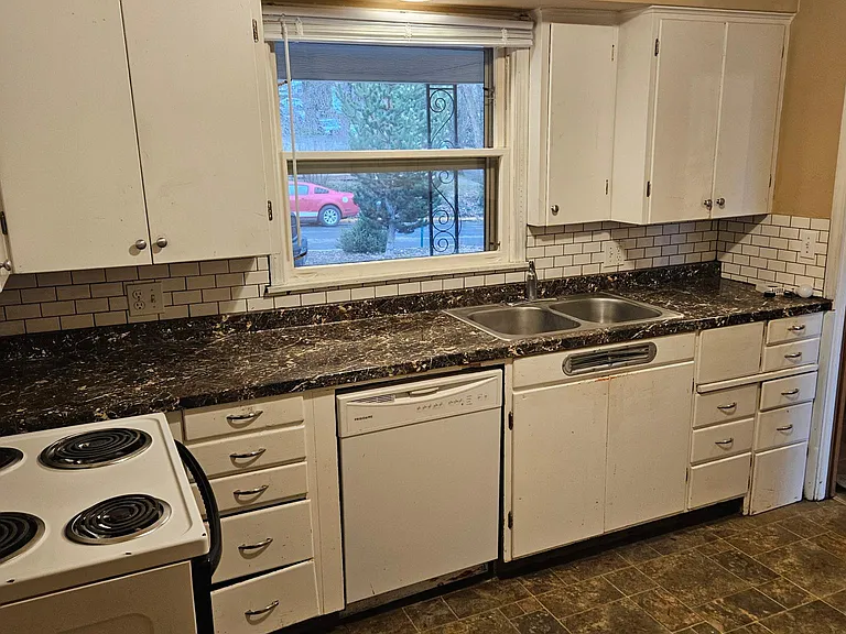 610 NE Illinois St #A — Photo 3