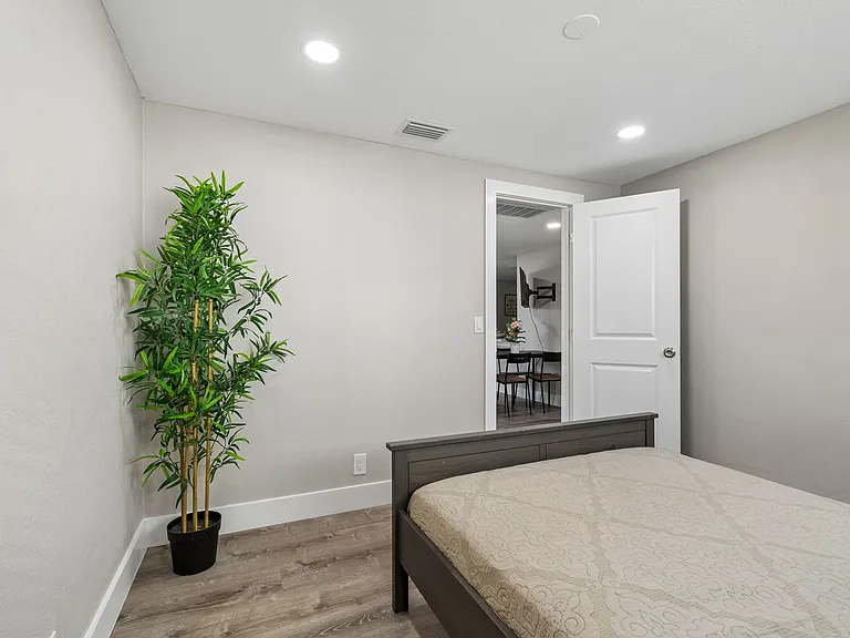 4906 W Cleveland St — Photo 32
