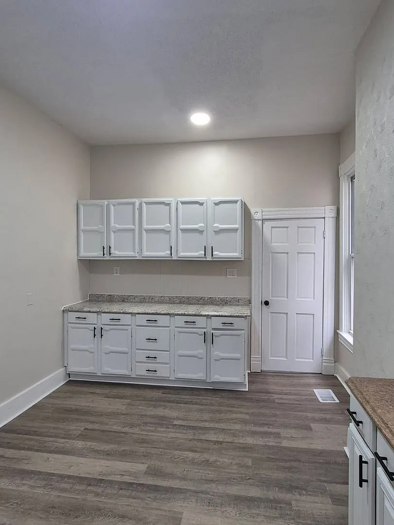 6 bed, 2713 sqft, $2,195 — Photo 3
