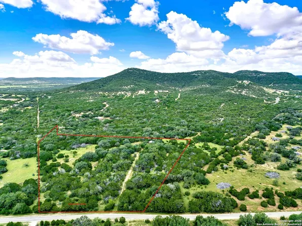 1849 N Little Creek Rd, Utopia, TX 78884