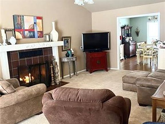 4th image of 903 W 12th Ave