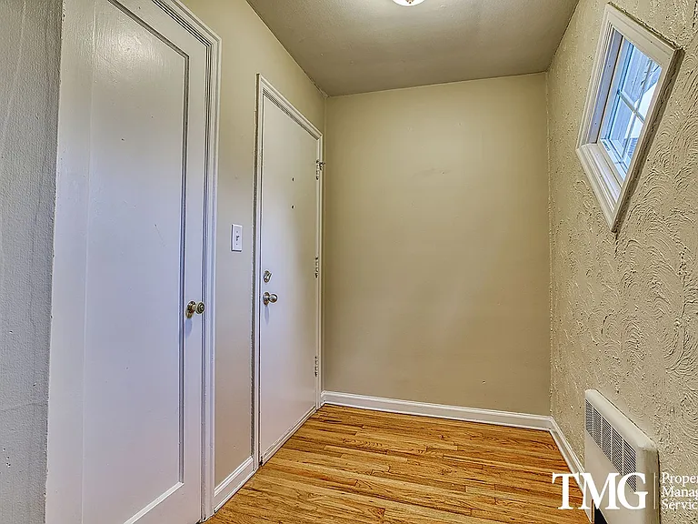 Regency Park Apartments — Photo 4