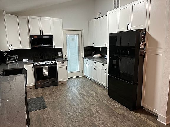 5th image of 728 Vanguard St