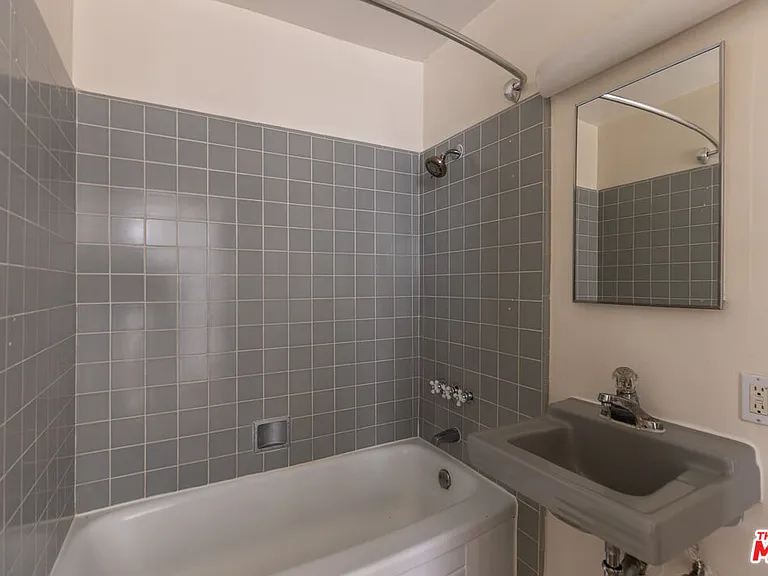 1233 Barry Ave #101 — Photo 10