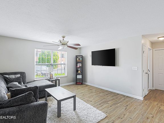 4th image of 1643 Maple View Way