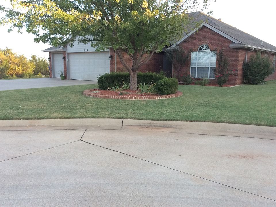 819 Lynn Ln