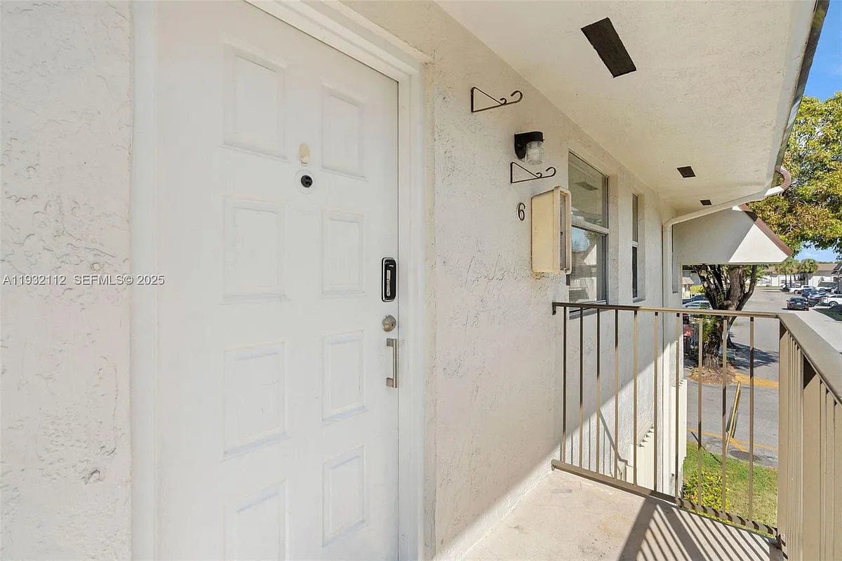 Building Photo - 7111 SW 129th Ave #6
