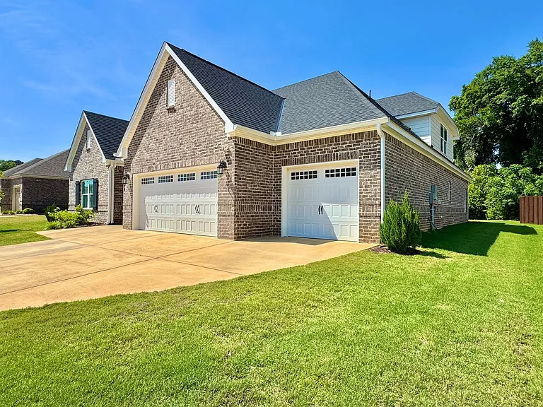 146 Lenore Ct — Photo 2
