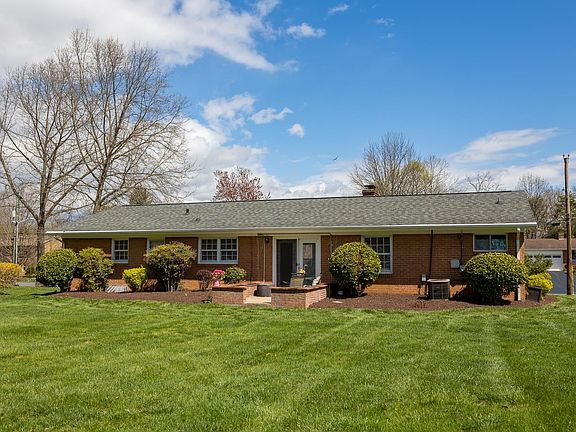 3rd image of 721 Circle Dr