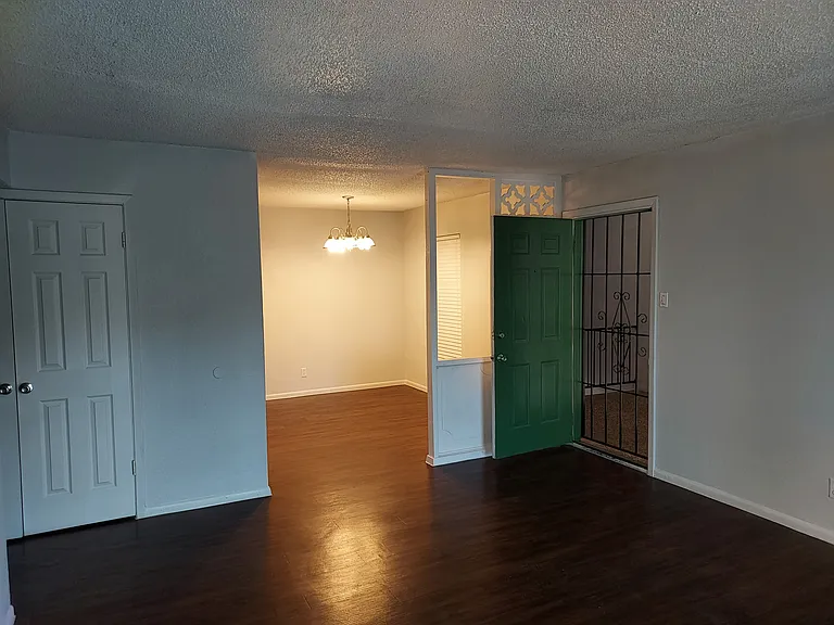 Marbach Manor Apartments — Photo 26
