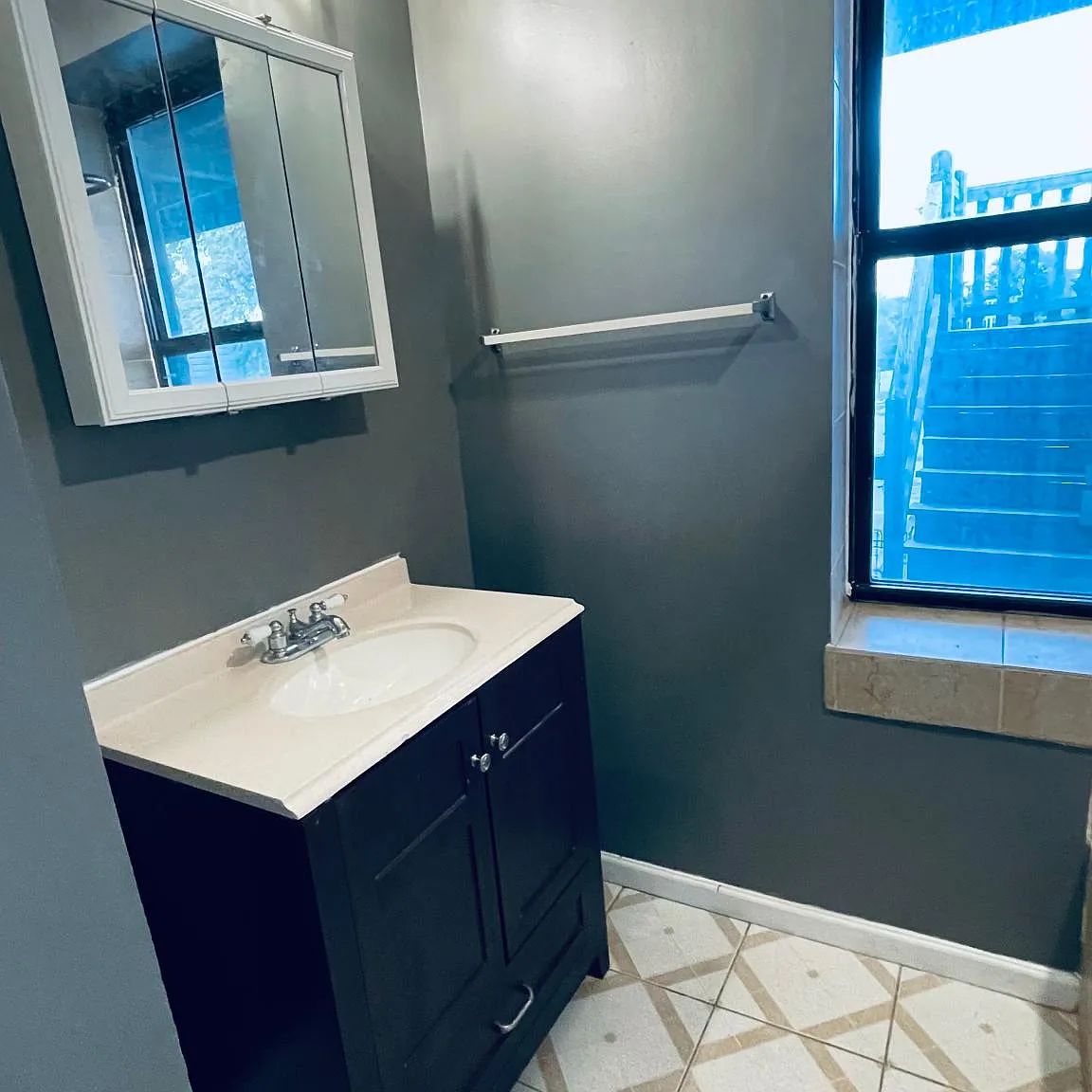 3 bed, 1100 sqft, $2,200 — Photo 1