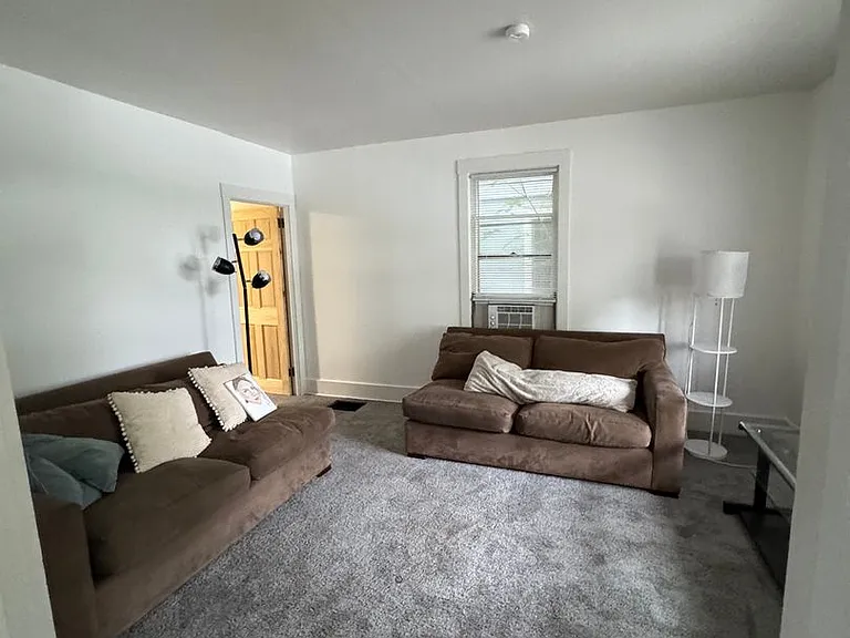 942 Woodlawn Ave — Photo 5