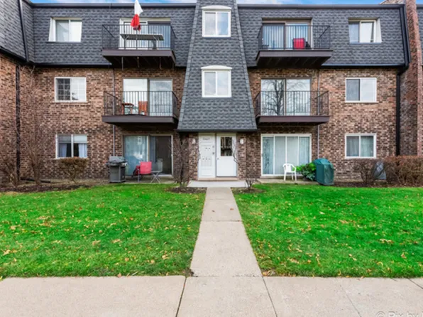 9407 Bay Colony Dr APT 2W, Des Plaines, IL 60016