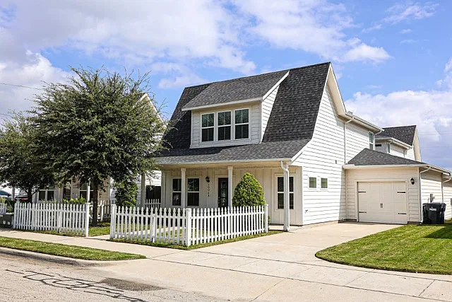 3 bed, 2.5 bath, 1850 sqft, $2,295 — Photo 3