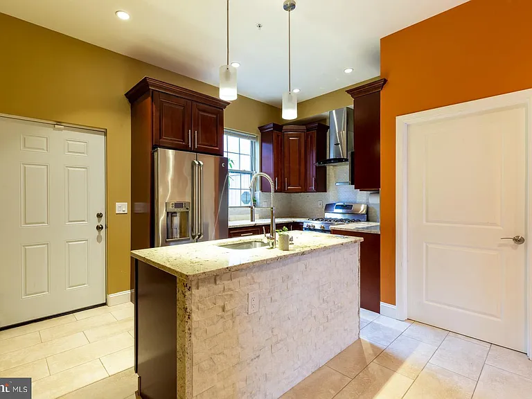 235 W Jefferson St — Photo 7
