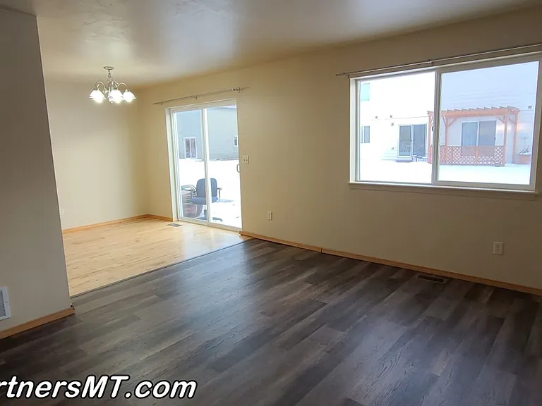 892 N River Rock Dr — Photo 2