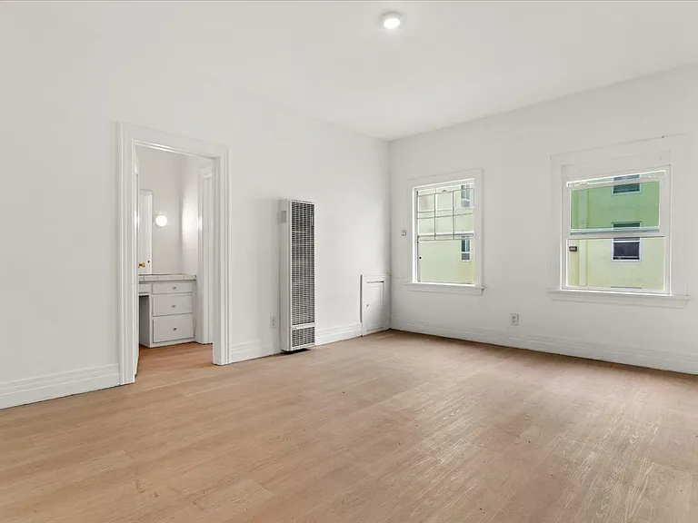 1511 W 4th St #23 — Photo 6