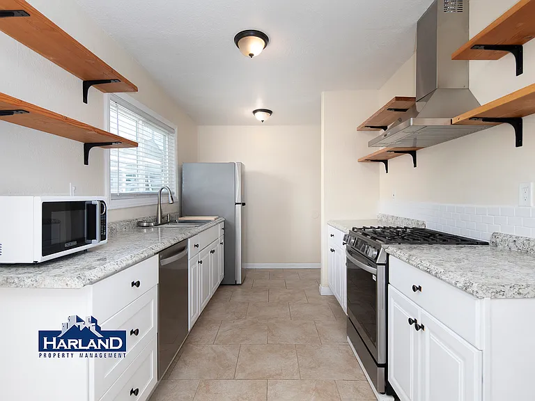 3240 Franklin Ave — Photo 3