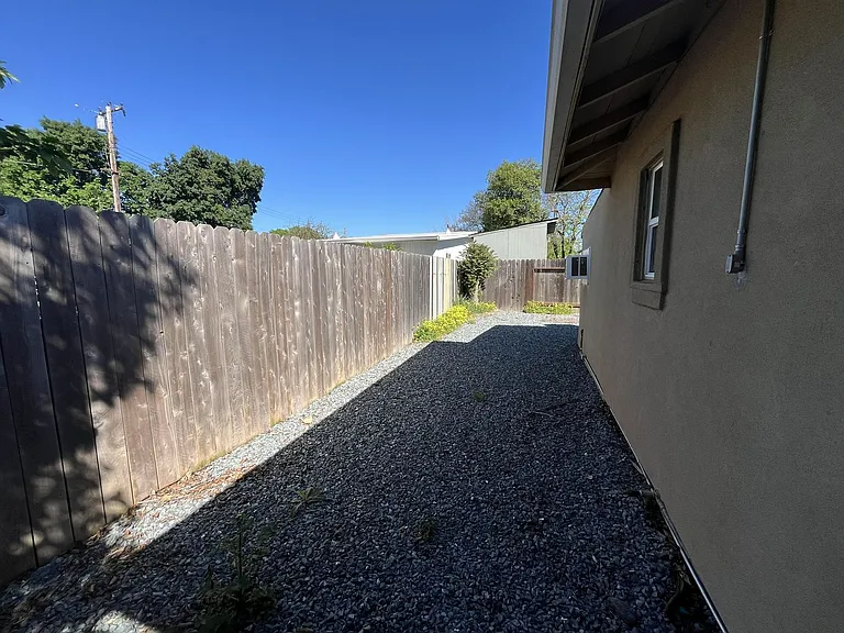 1044 Los Robles Blvd #B — Photo 21