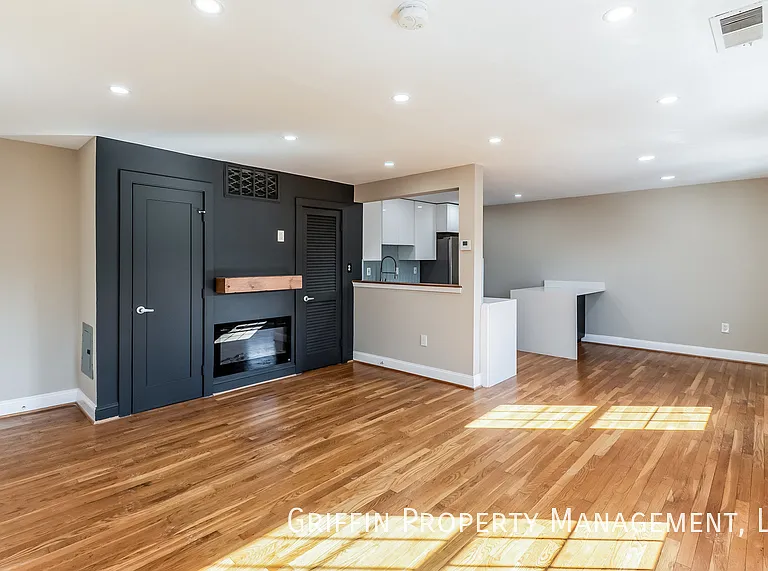 2123 Young St SE #202 — Photo 2
