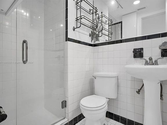 5th image of 1457 Meridian Ave APT 204