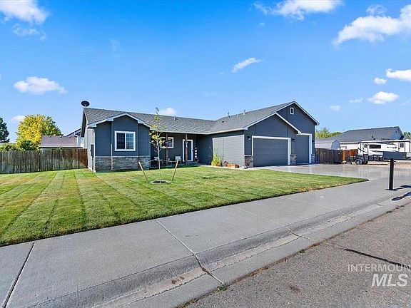 3rd image of 255 NE Greystone Loop