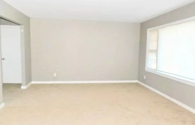 908 Charles Ct — Photo 6