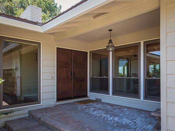 3rd image of 935 Siskiyou Dr