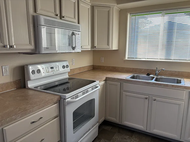 1195 Norway St NE — Photo 4