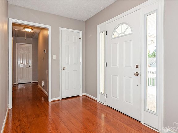 5th image of 927 Hillcroft Pl