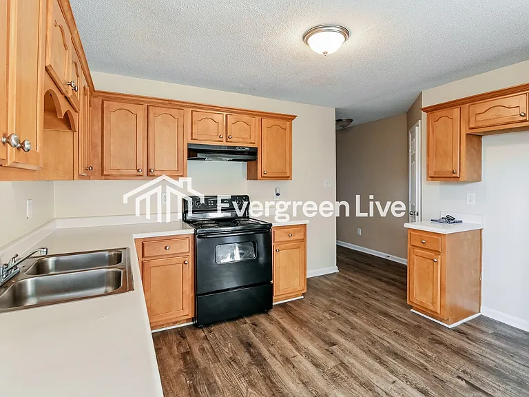 9828 Maggie Woods Ln — Photo 5